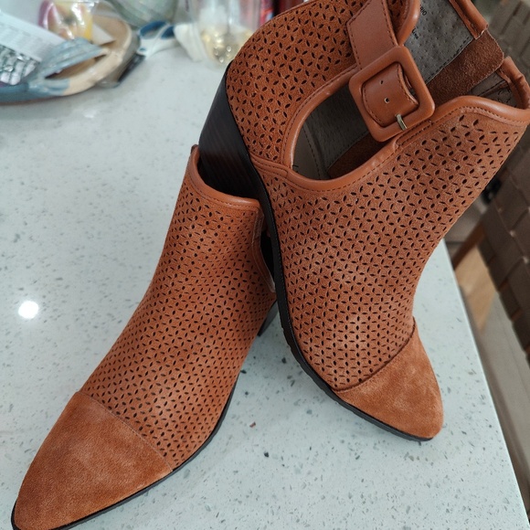 NEW Donald J Pliner Ankle Bootie Size 7 - Picture 2 of 9